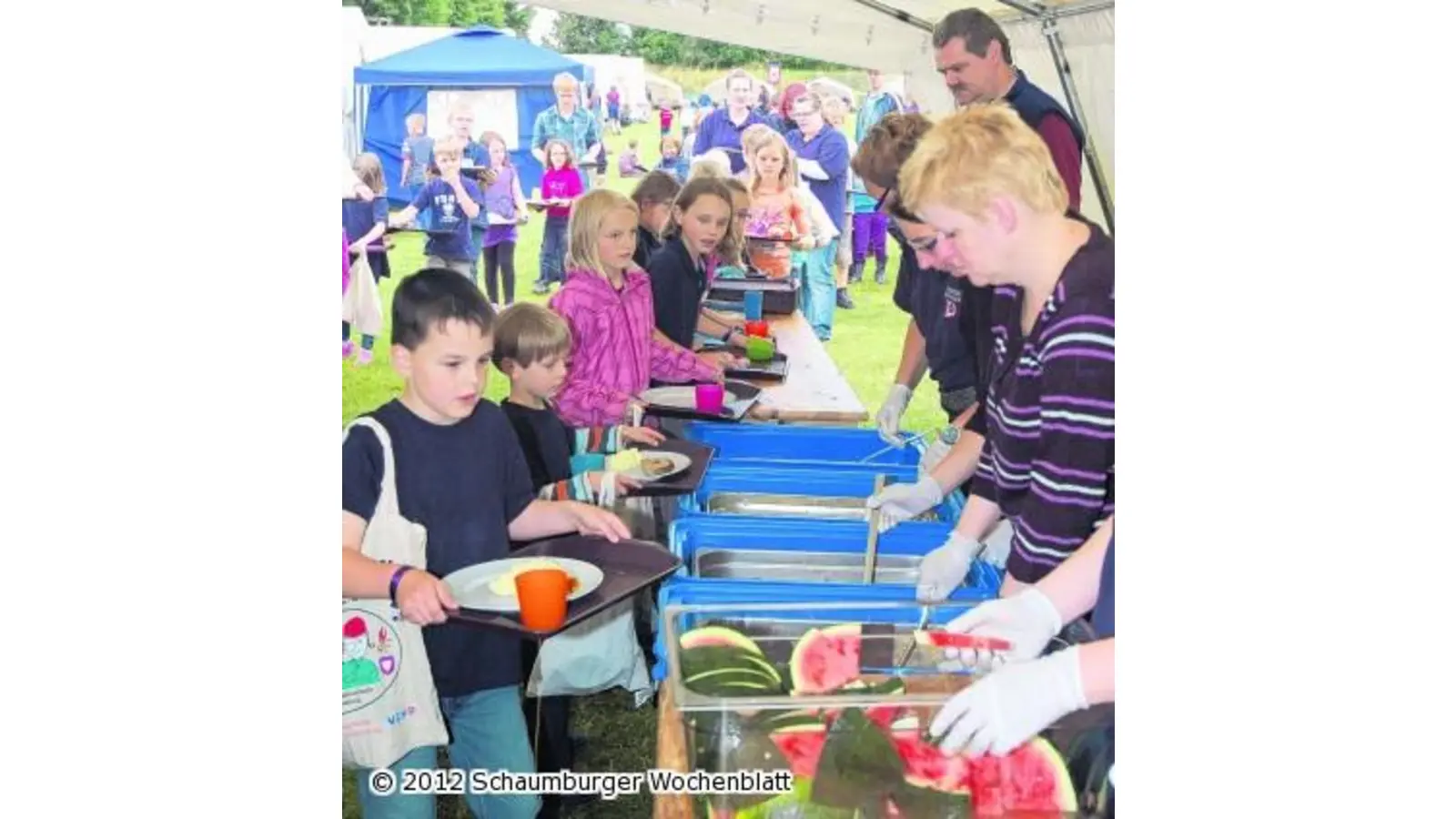 280 Kinder schlagen ihre Zelte auf dem Sportplatz auf (Foto: wtz)