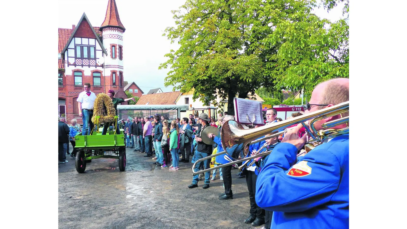 Erst der Ententanz löst die schöne Erntekrone aus (Foto: al)