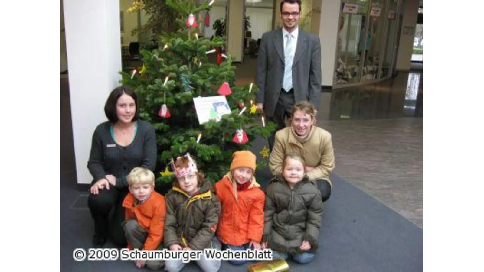 Kinder schmücken Weihnachtsbaum (Foto: em)