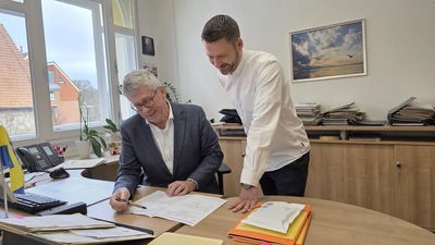 Besprechen die neue Verwaltungsstruktur: Bürgermeister Carsten Piellusch (li.) und Stadtsprecher Daniel Pfingsten. (Foto: tau)