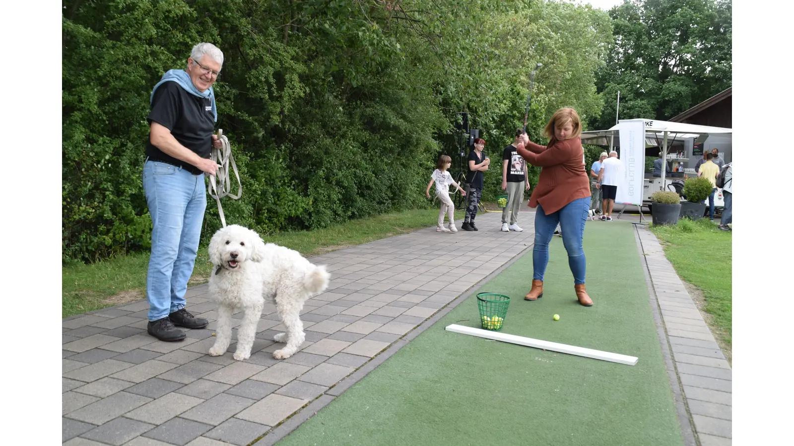 Friedrich-Wilhelm Busche (mit Hund Coco), gibt Tochter Gesa Schröder erste Tipps auf der Driving-Range. (Foto: ab)