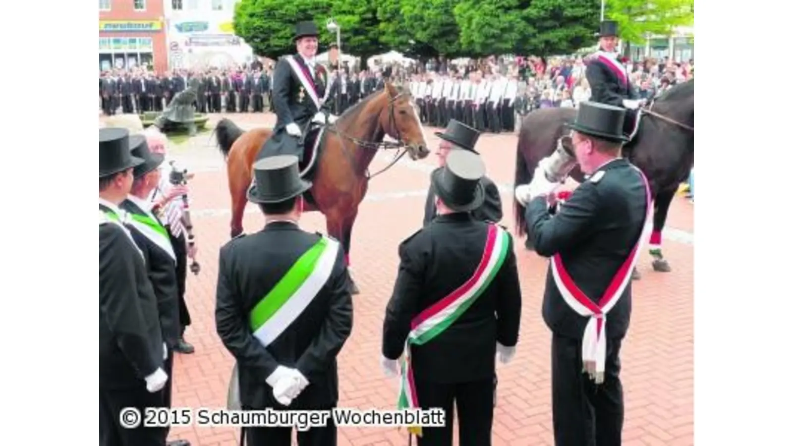 In den Fotoalben stöbern (Foto: pd)