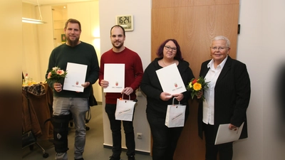Marvin Sommer (v. li.), Nico Bruns, Melanie Battermann und Hildegard von Thadden werden mit der Ehrenamtskarte ausgezeichnet. (Foto: Borchers, Bastian)