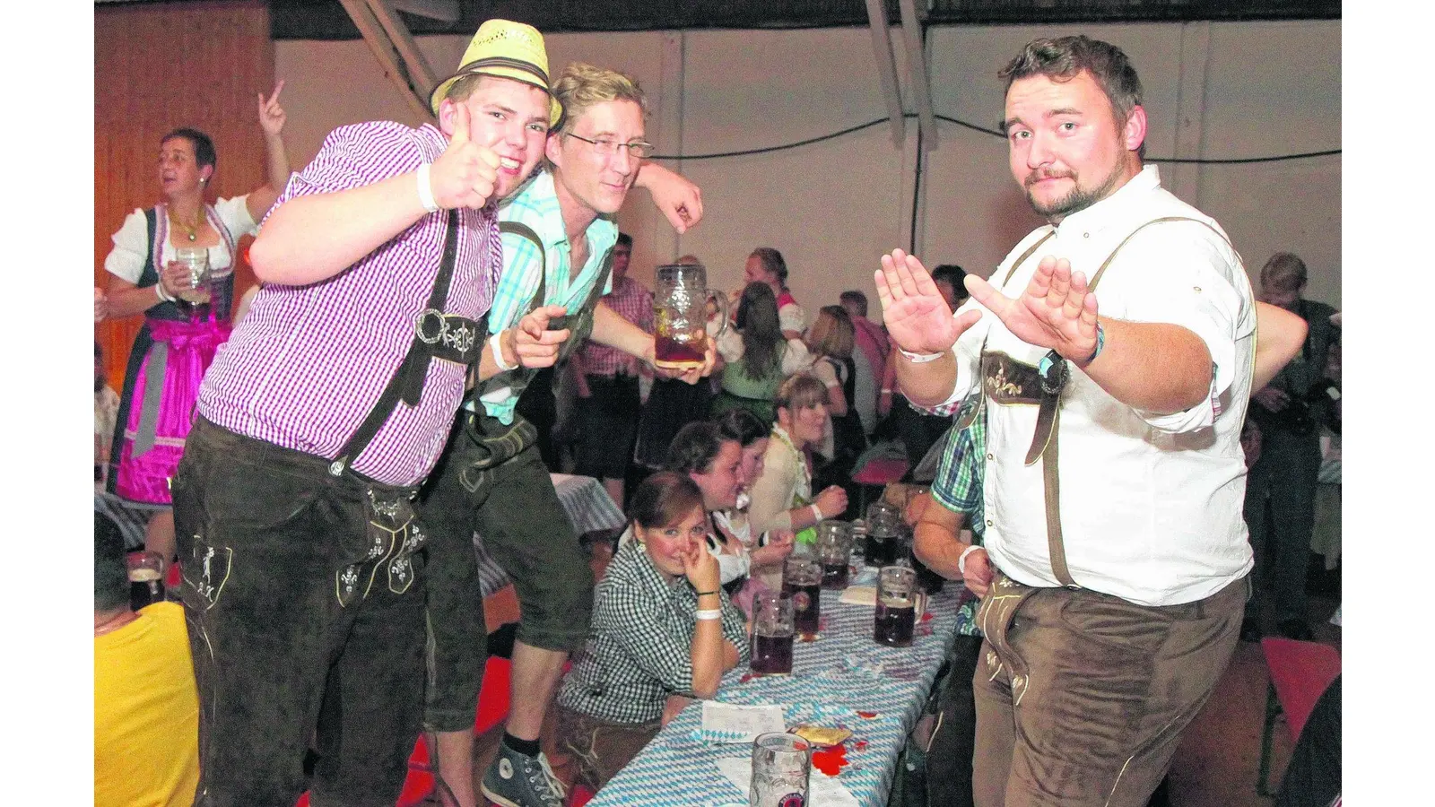 Ausgelassen feiern in Dirndl und Lederhose (Foto: bb)