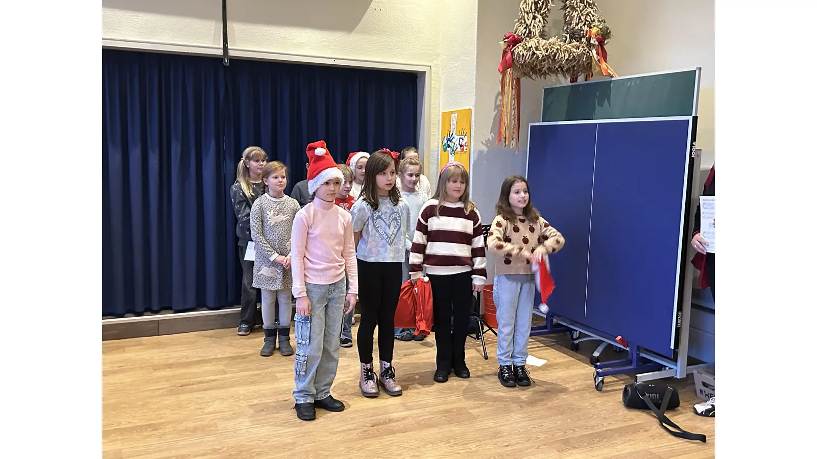 Vier Schülerinnen (vordere Reihe) tragen ihr Weihnachtsgedicht beim DRK-Adventsnachmittag vor.  (Foto: Koller)