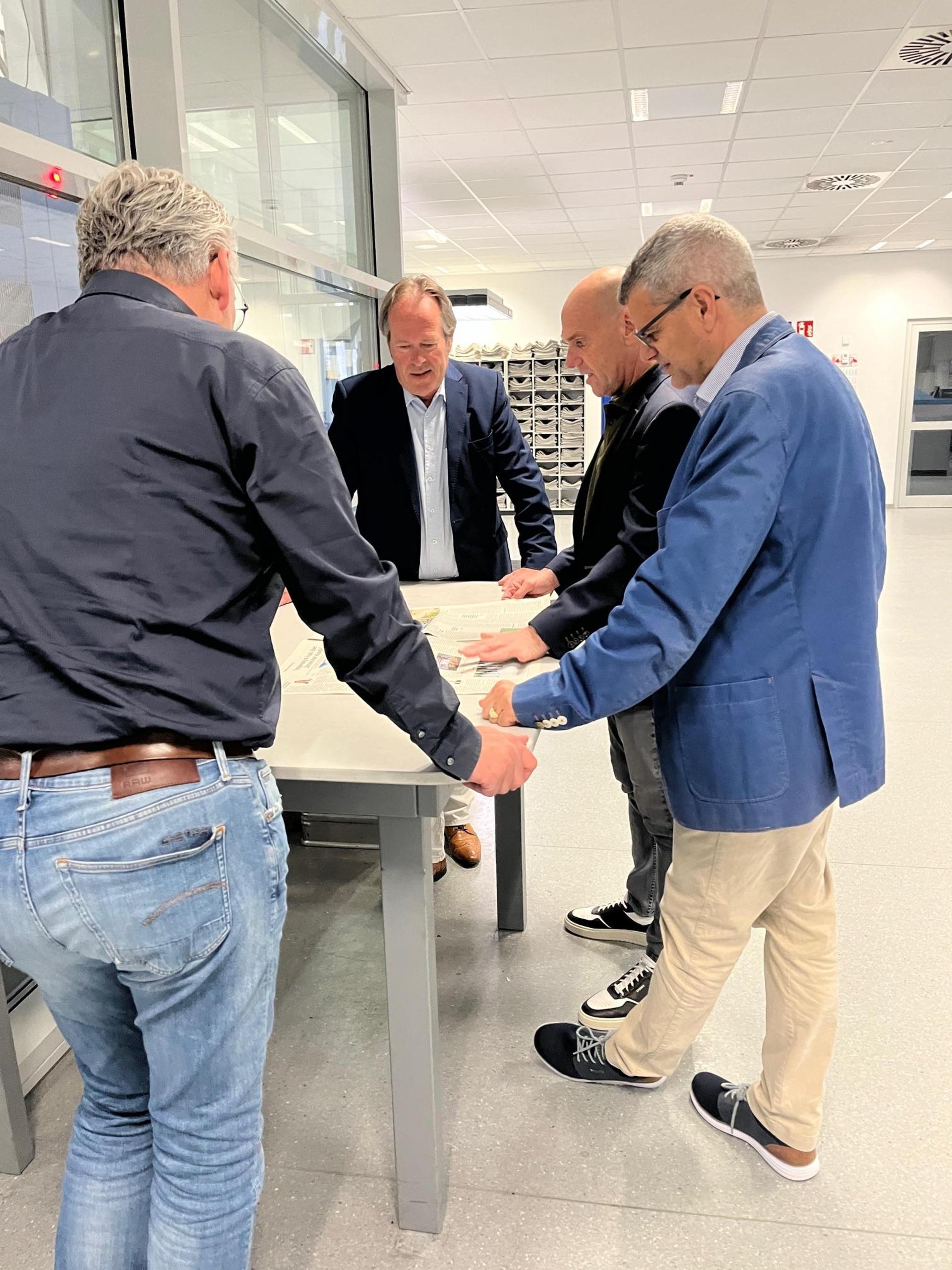 Pressesprecher Ulrich Hinze, Oppermann-Verlagsleiter Kai Linnemann, Geschäftsführer Andre Schäffer und Landesbischof Oliver Schuegraf. (Foto: nd)