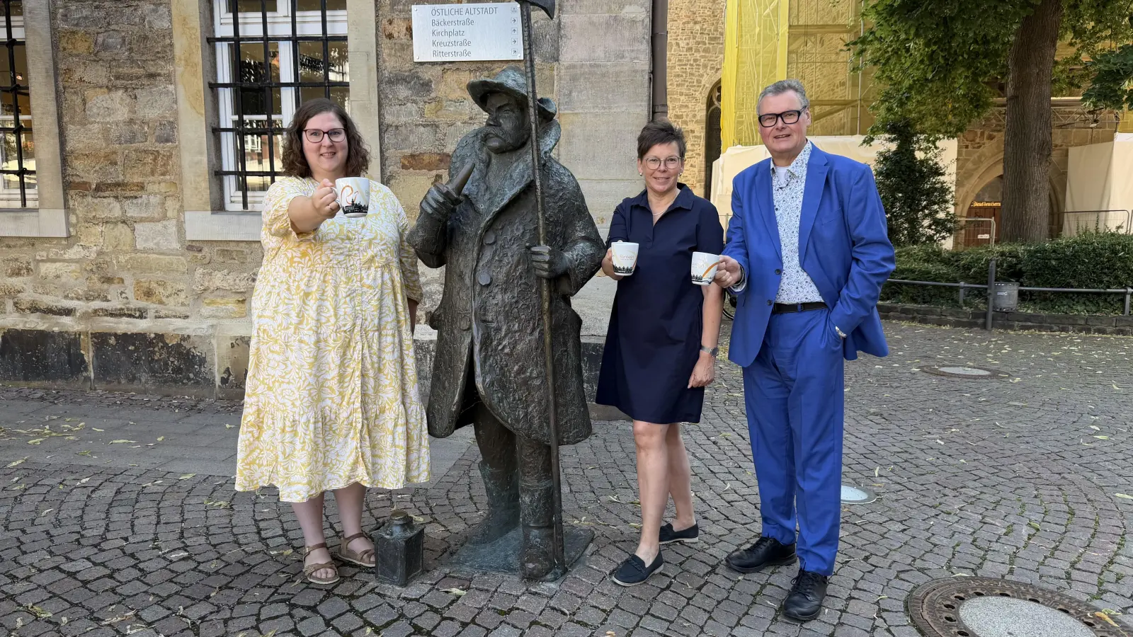 Imke Bachmann und Thomas Gieselmann von Pro Rinteln sowie Frauke Klemme von der Stadtverwaltung Rinteln präsentieren die neue Merchandising-Idee, damit Rinteln mit verschiedenen Motiven in die Küchen und Esszimmer Einzug hält. (Foto: ste)