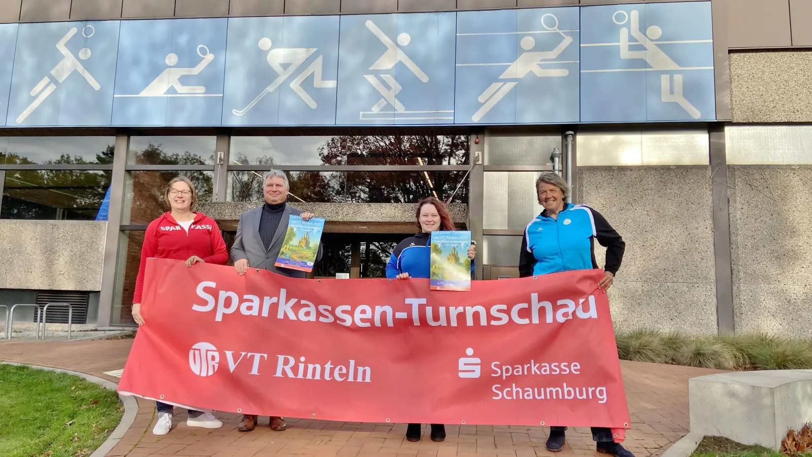 Nadia Struckmeier und Dirk Ackmann von der Sparkasse in Schaumburg sowie Jacqueline Mattulat und Maike Wagenaar von der VTR freuen sich über die gute Zusammenarbeit von Sparkasse und Sportverein bei der Sparkassen Turnschau 2025 am 30. November.  (Foto: ste)