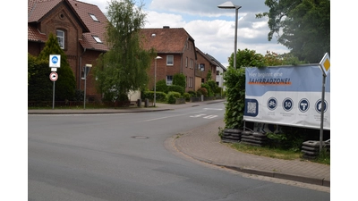 Hinweisbanner an der Oberntorstraße. An der Zufahrt aus der Jahnstraße fehlt dieses. (Foto: ab)