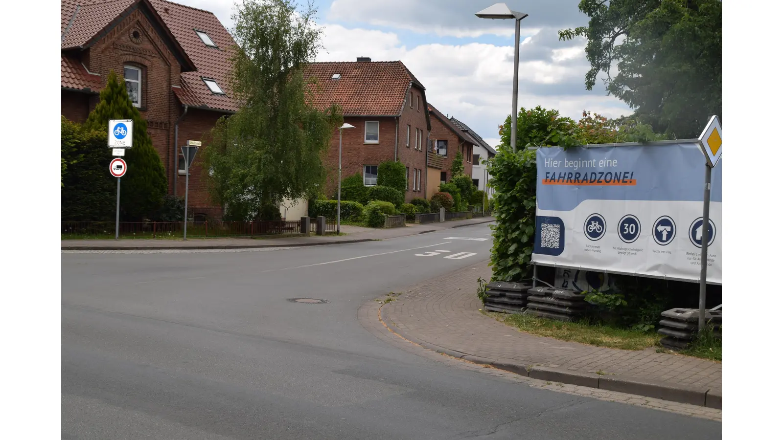 Hinweisbanner an der Oberntorstraße. An der Zufahrt aus der Jahnstraße fehlt dieses. (Foto: ab)