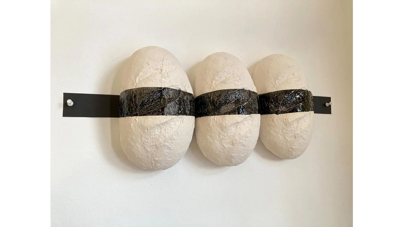 Bei der Saisoneröffnung in der Zehntscheune sind Arbeiten von Kathrin Schwarz (hier „Brotarbeit”) und Simone Distler zu sehen.  (Foto: privat)