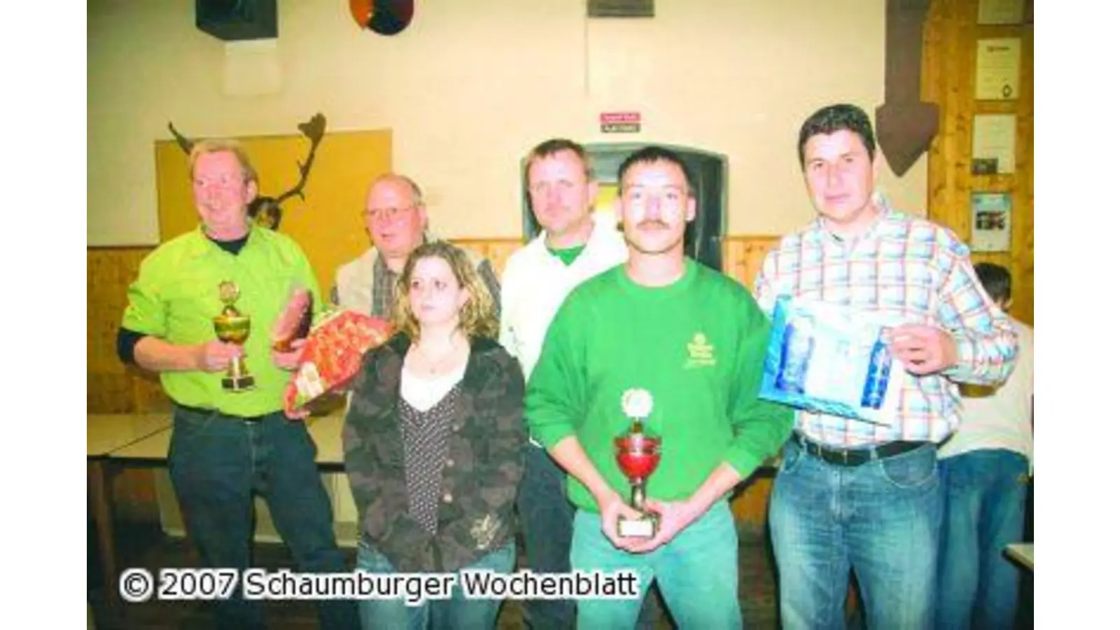 Wanderpokale für Hartmut Büscher und Nils Eggert (Foto: red)