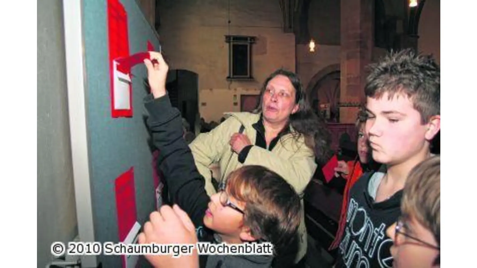 Kinder steigen der Kirche auf das Dach (Foto: ih)