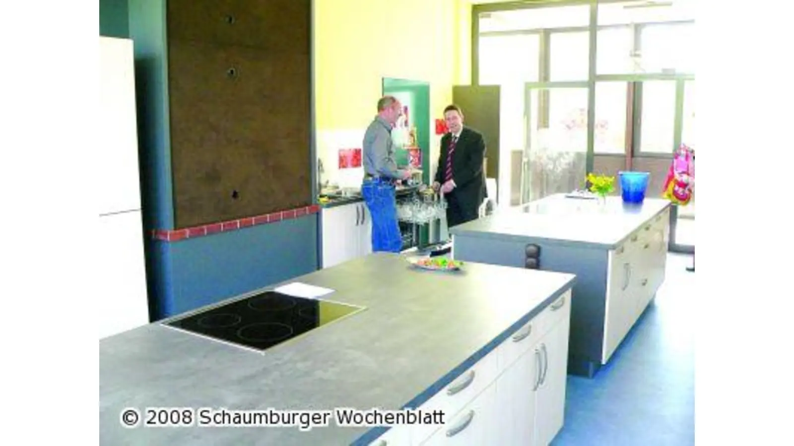 Viele Hände sorgen für neue Küche (Foto: al)