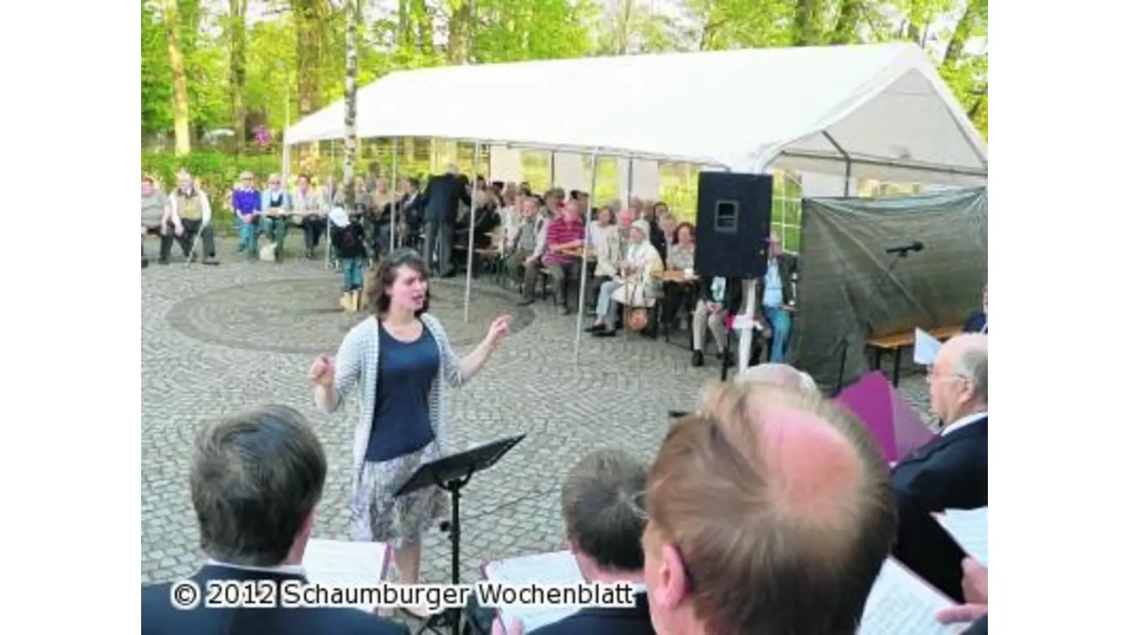 Mailieder auf Kirchplatz (Foto: al)