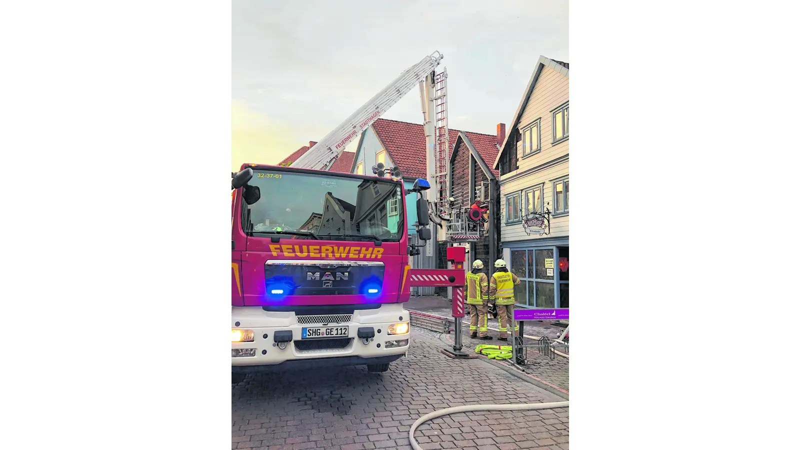 Feuer bricht in der Fassade aus (Foto: red)