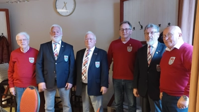 Dr. Hans-Joachim Gauglitz (Schriftführer), Ulrich Neuhaus (stellv. Vorsitzender), Prof. Hans Hübner (Vorsitzender), Ferdinand Kelm (Jubilar 40 Jahre), Uwe Linke (Kassenwart), Rudi Deumer (Liedervater). (Foto: privat)