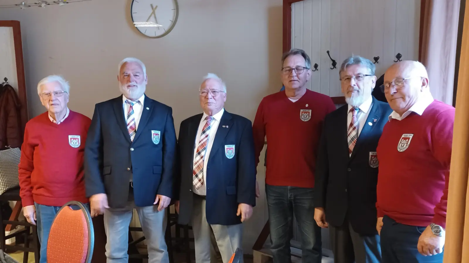 Dr. Hans-Joachim Gauglitz (Schriftführer), Ulrich Neuhaus (stellv. Vorsitzender), Prof. Hans Hübner (Vorsitzender), Ferdinand Kelm (Jubilar 40 Jahre), Uwe Linke (Kassenwart), Rudi Deumer (Liedervater). (Foto: privat)