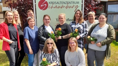 Das Team des Kreisaltenzentrums feiert das erfolgreiche Abschneiden seiner Auszubildenden.  (Foto: privat)