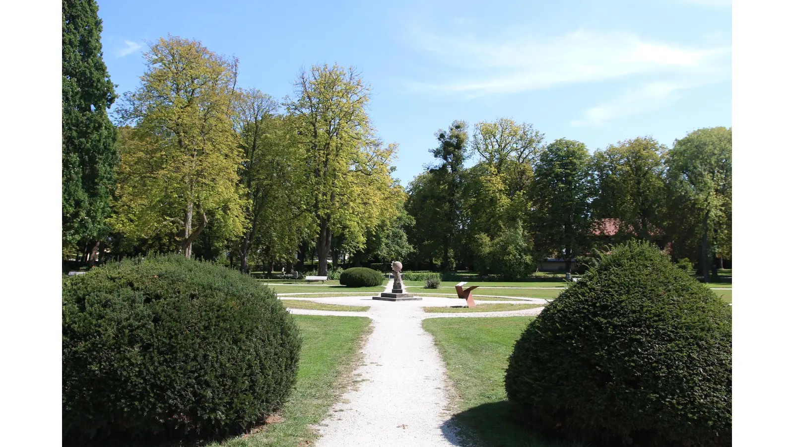 Im kommenden Jahr wird das Team einer Fachfirma mit der Motorsäge im Schlossgarten loslegen, es sind allerdings auch zahlreiche Neupflanzungen geplant. (Foto: bb)