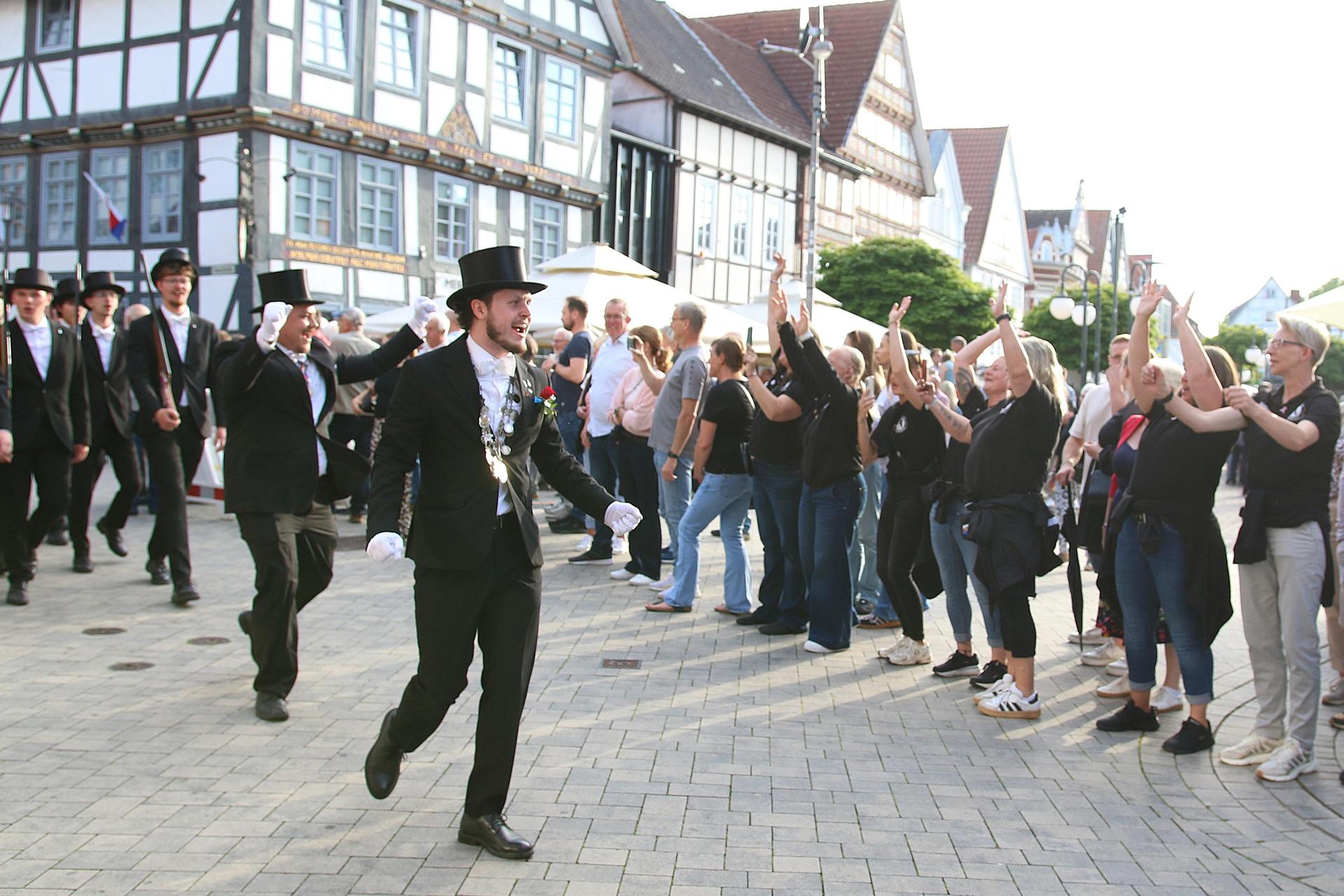 Die Stadthäger haben am Mittwoch den Start des Schützenfestes fröhlich gefeiert.  (Foto: bb)