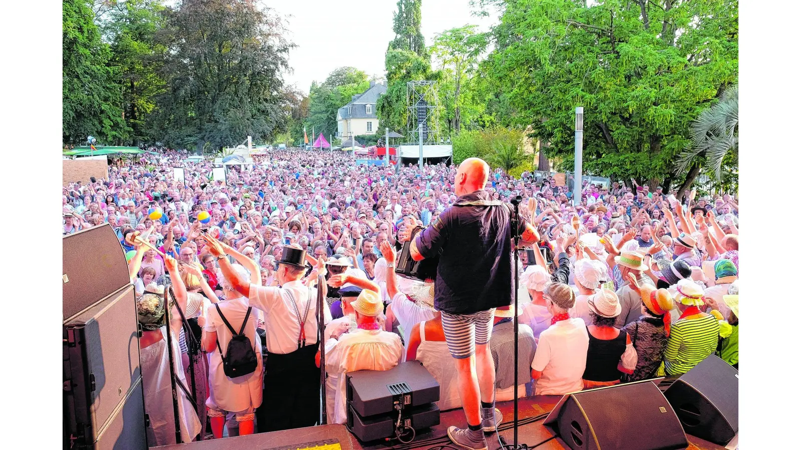856 Verkleidete gehen im Kurpark erfolgreich baden (Foto: red)