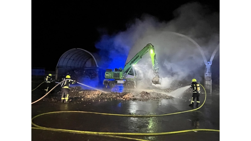 Die Einsatzkräfte starteten einen Löschangriff unter schwerem Atemschutz. (Foto: privat)