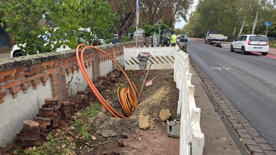 Arbeiten auf Gehwegen: Glasfaserkabel werden vielerorts, unter anderem an der Nienburger Straße in Luthe, verlegt. (Foto: tau)