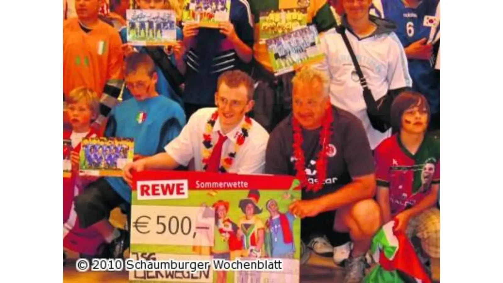Mit Trikots und Tröten lautstark zum Sieg (Foto: red)