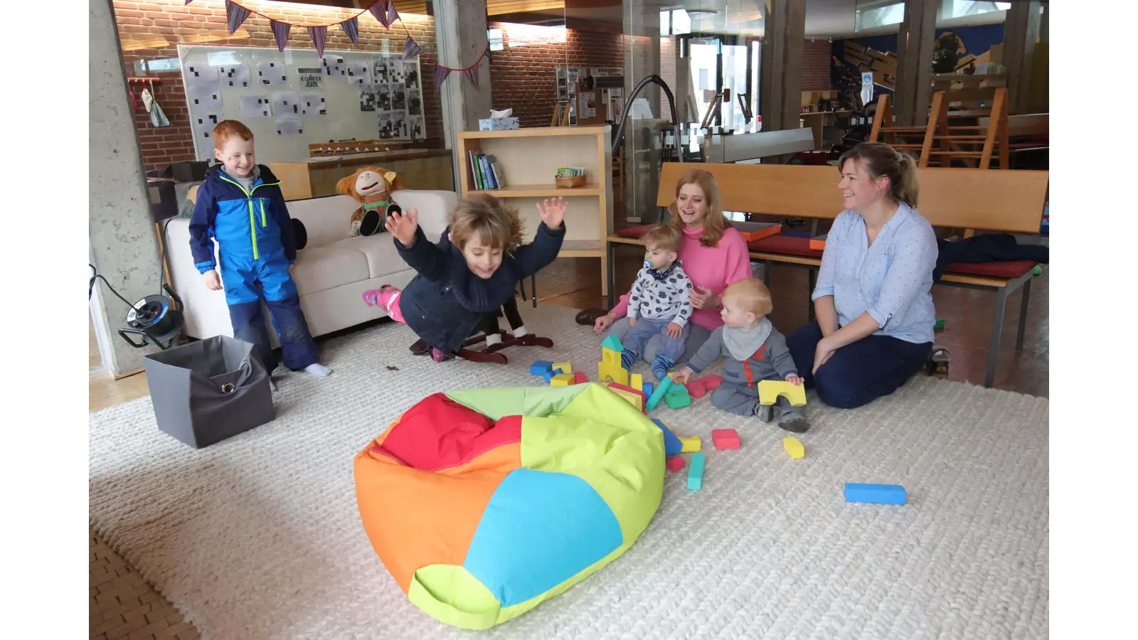 Haben die Spielecke schon einmal getestet: Ben, Sofie, Jona und Philipp.  (Foto: tau)