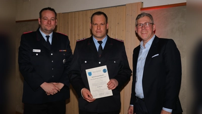 Carsten Piellusch (re.) und Sven Möllmann (li.) gratulieren Frederik Wilde zur Beförderung zum Brandmeister.  (Foto: gi)