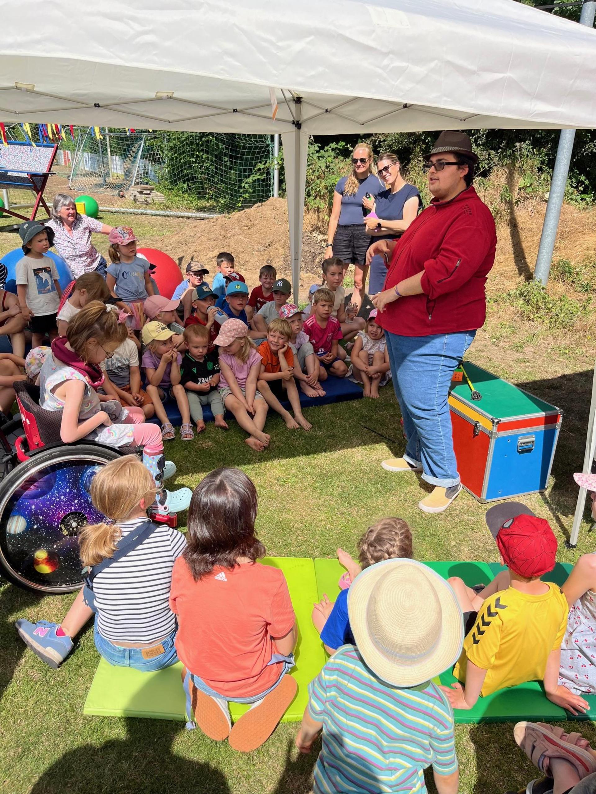 Unterhaltung: Kinder folgen dem Programm. (Foto: privat)