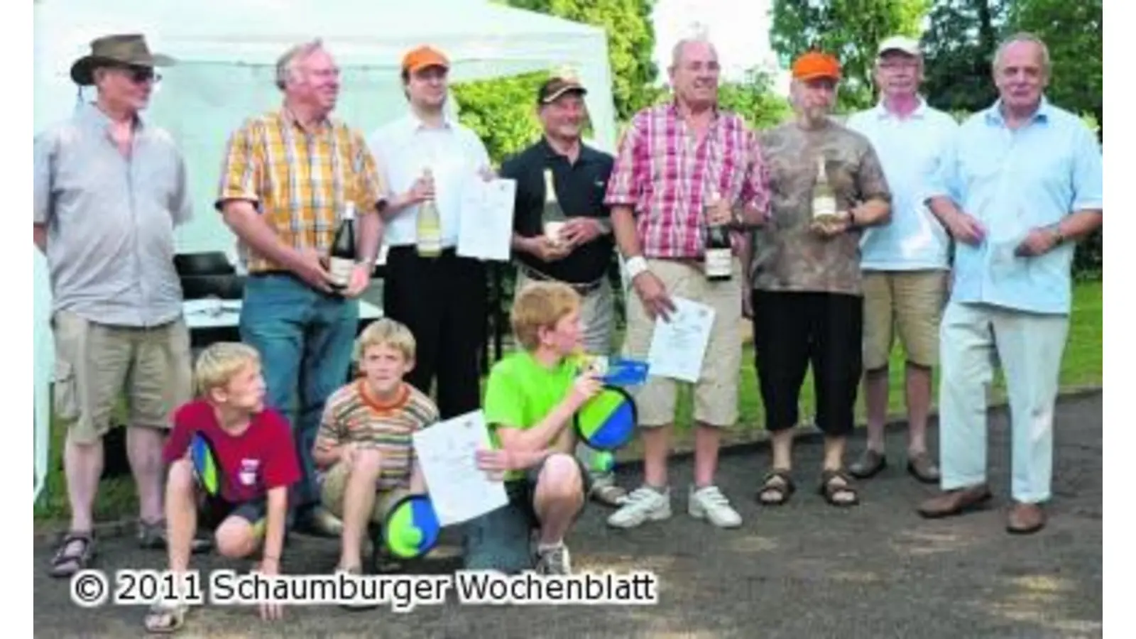 16 Teams werfen Boulekugeln in Pastors Garten (Foto: red)