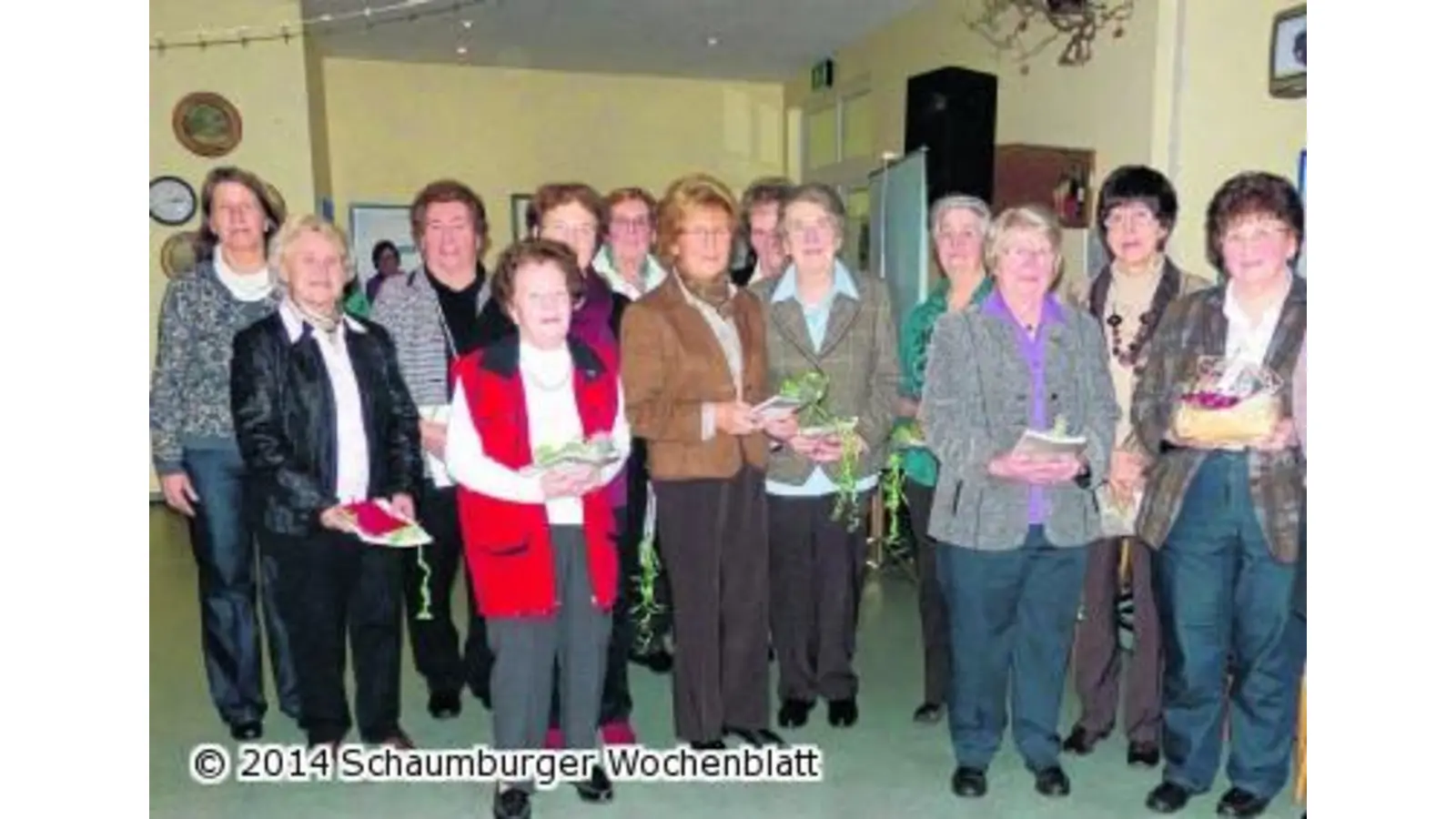 Gleich zwölf Landfrauen werden für ihre langjährige Vereinszugehörigkeit geehrt (Foto: km)