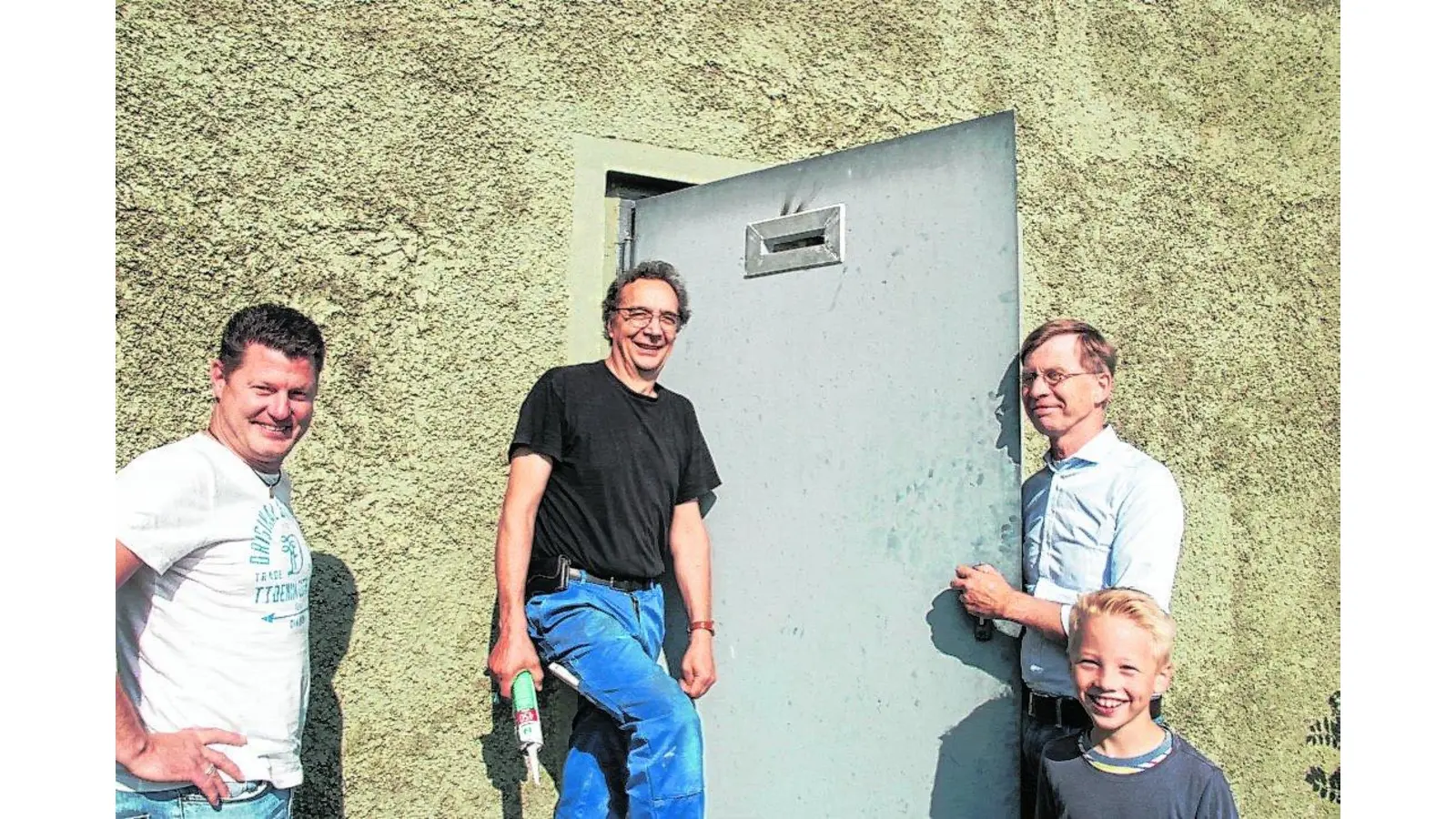 Ein breiter Schlitz soll Fledermäuse locken (Foto: al)