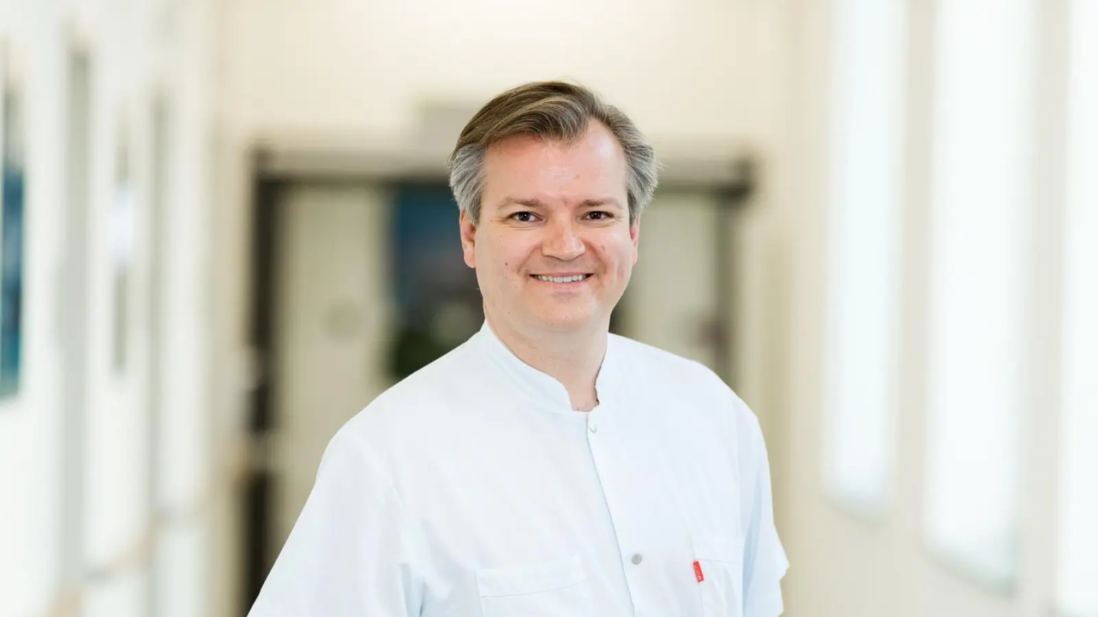 Der Chefarzt der Fachabteilung für Plastische, Ästhetische und Handchirurgie, Dr. Sören Schramm, informiert zum Thema Straffungsoperationen nach Gewichtsverlust. (Foto: agaplesion ev.klinikum schaumburg gGmbH)
