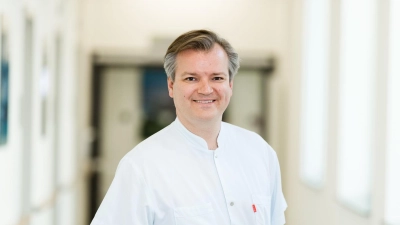Der Chefarzt der Fachabteilung für Plastische, Ästhetische und Handchirurgie, Dr. Sören Schramm, informiert zum Thema Straffungsoperationen nach Gewichtsverlust. (Foto: agaplesion ev.klinikum schaumburg gGmbH)