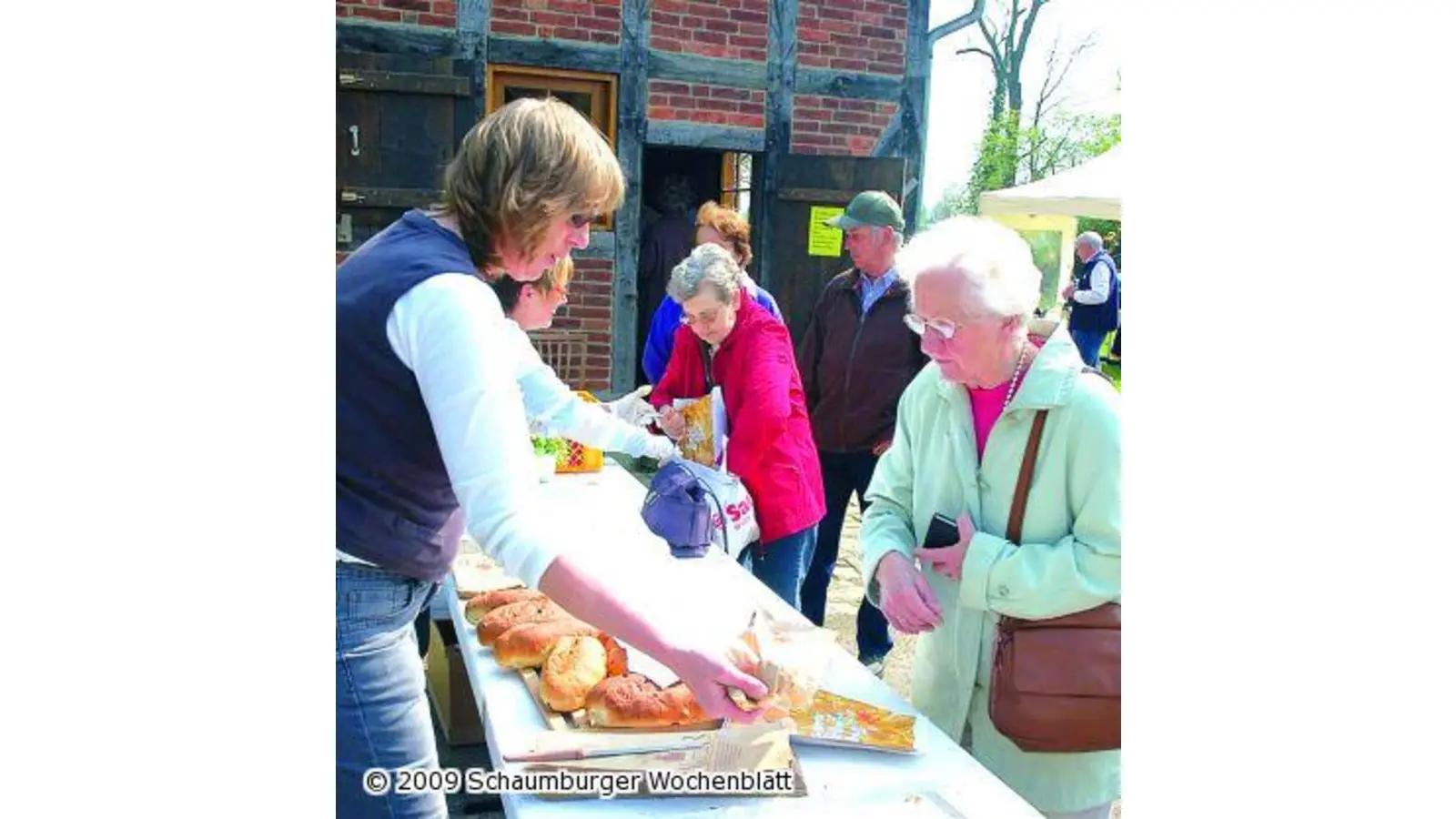 Förderverein startet mit Zuckerkuchen und Sonnenschein in die neue Saison Hunderte von Besucher genießen die Kaffeetafel in der Frühlingssonne im Garten des Lauenhäger Bauernhauses (Foto: wtz)