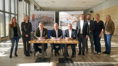Die Tinte ist trocken: Unterzeichner des Vertrags, gemeinsam mit allen Planungs- und Umsetzungsbeteiligten. (Foto: gk)