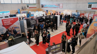 Volles Haus: Die Berufsinformationsmesse in der Sporthalle des Gymnasiums in Neustadt war gut besucht. (Foto: jb)