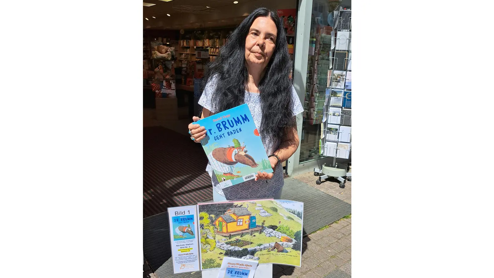 Carola Schiemann zeigt, wo der „StoryWalk” startet.  (Foto: privat)