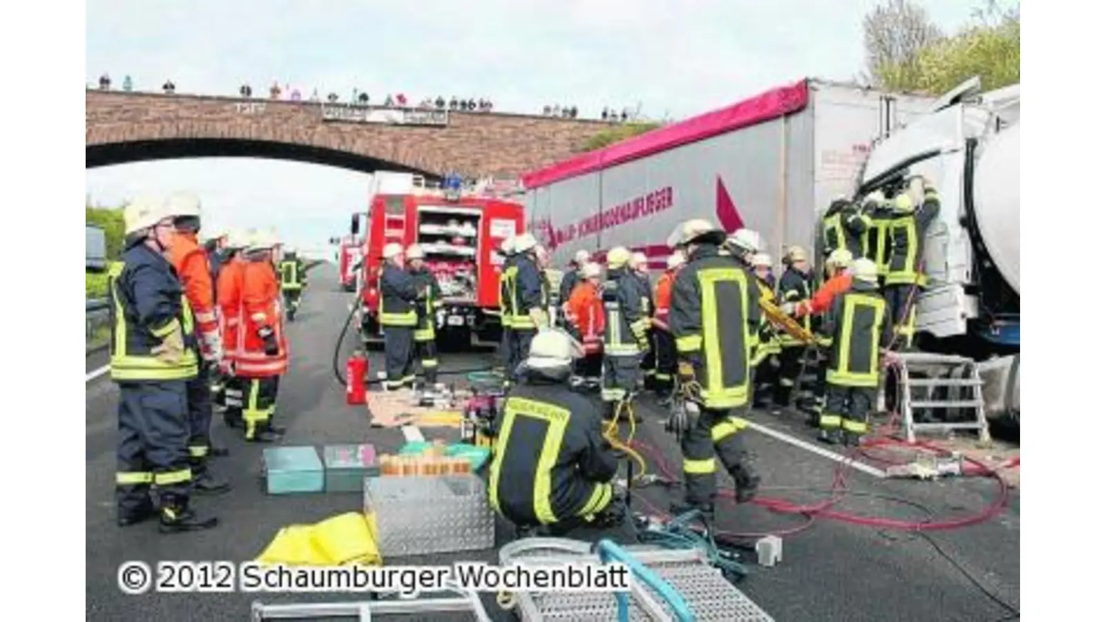 Fahrer übersieht Stauende und fährt auf zwei Lastwagen (Foto: us)
