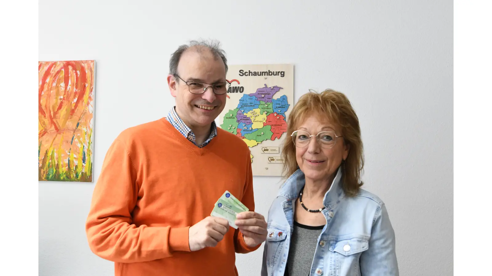 Stephan Hartmann und Heidemarie Hanauske mit den „alten” Karten aus den 1990er-Jahren. (Foto: nd)