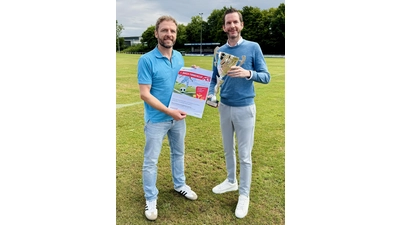Jörg Nielaczny (rechts), Vorsitzender des Vorstands der BKK24, und Regionalleiter Dennis Busche sind gespannt, wer den Wanderpokal als Erster mit nach Hause nehmen darf. (Foto: privat)