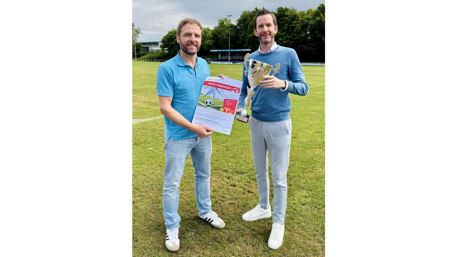 Jörg Nielaczny (rechts), Vorsitzender des Vorstands der BKK24, und Regionalleiter Dennis Busche sind gespannt, wer den Wanderpokal als Erster mit nach Hause nehmen darf. (Foto: privat)