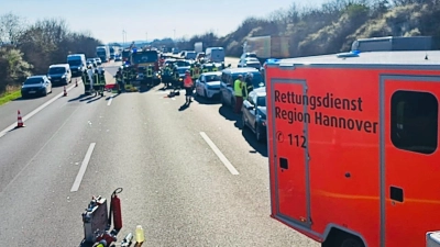 Blick auf die Unfallstelle: Der Verkehr wird auf dem Standstreifen an den Einsatzkräften vorbei geführt. (Foto: Feuerwehr)