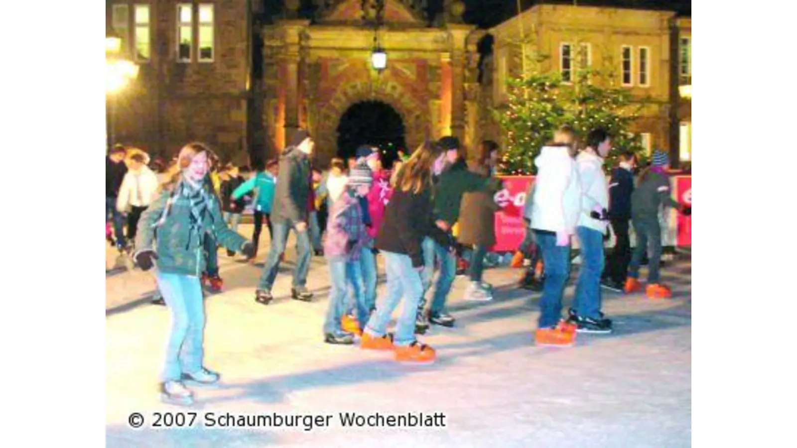 Hunderte kommen zum Start des Eislaufvergnügens (Foto: hb)