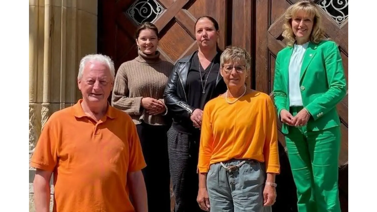 Formularlotse Udo Schobeß, Lucy Bozkurt (Sozialarbeiterin), Jule Sareyka (Kirchenkreissozialarbeiterin und Geschäftsführung des Diakonischen Werks des Ev.-luth. Kirchenkreises Grafschaft Schaumburg), Angelika Held (Formularlotsin) und Bürgermeisterin Andrea Lange. (Foto: privat)