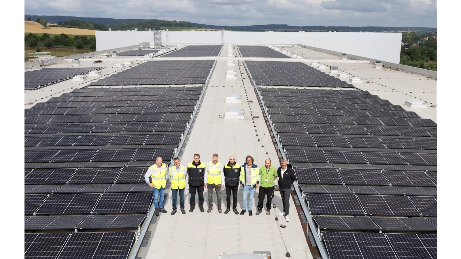 Zur Inbetriebnahme der größten PV-Anlage der „Edeka Minden-Hannover” kommen Andreas Rosenwirth und Thorsten Möhring aus der Edeka-Projektleitung Photovoltaik, Stefan Wielgosz (Haustechnik Edeka-Logistikstandort Lauenau), Christian Kleene (Abteilungsleitung Objektmanagement), Jan Lasse Heitland und Kai Neidinger (beide Betriebsleiter des Edeka-Logistikstandorts Lauenau) sowie Christian Johanning (Bauleiter) und Dimitri Wiebe (Projektleiter) der „Chargecats GmbH” zusammen. (Foto: Edeka Minden-Hannover/Christian Schwier)
