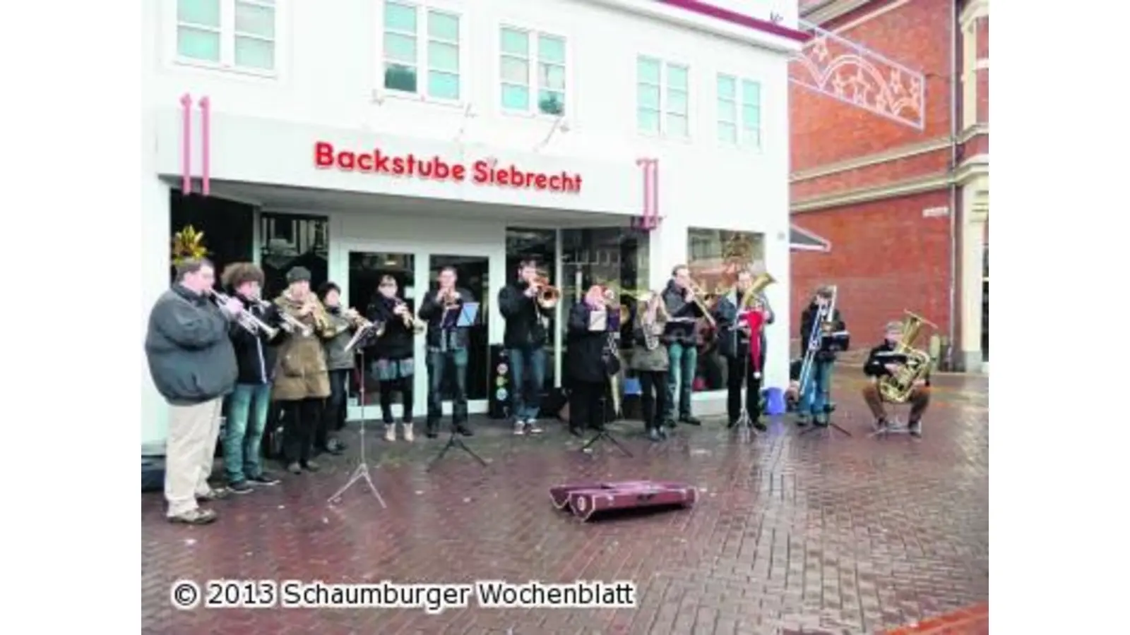 Festliche Melodien erklingen auf dem Stadthäger Marktplatz (Foto: bb)